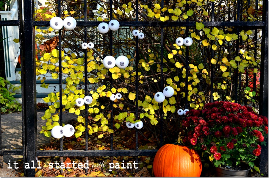 eyes-on-the-fence-for-halloween-decoration