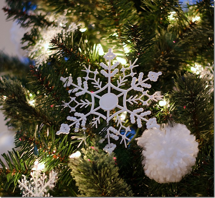 snow-theme-christmas-tree 1