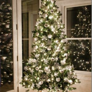 snow-theme-Christmas-tree-ideas