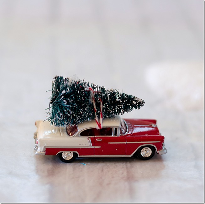 snow-globe-ornament-car-with-bottle-brush-tree-3