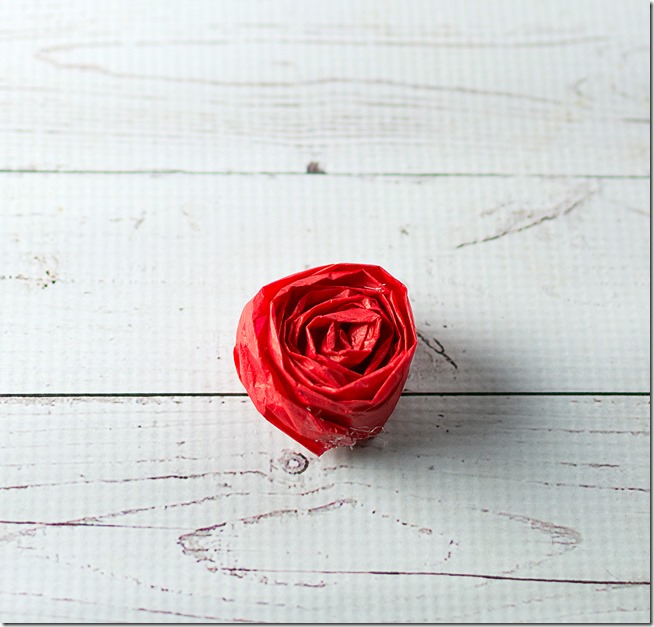 tissue-paper-rosette-valentine-day-wreath-15 tissue-paper-rosette-valentine-day-wreath-15