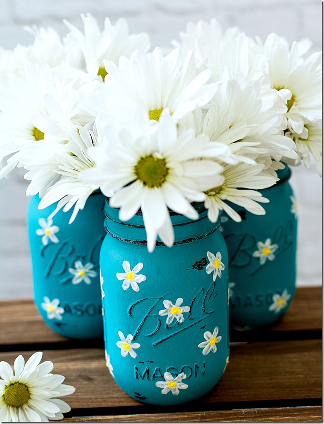 painted mason jars with daisies