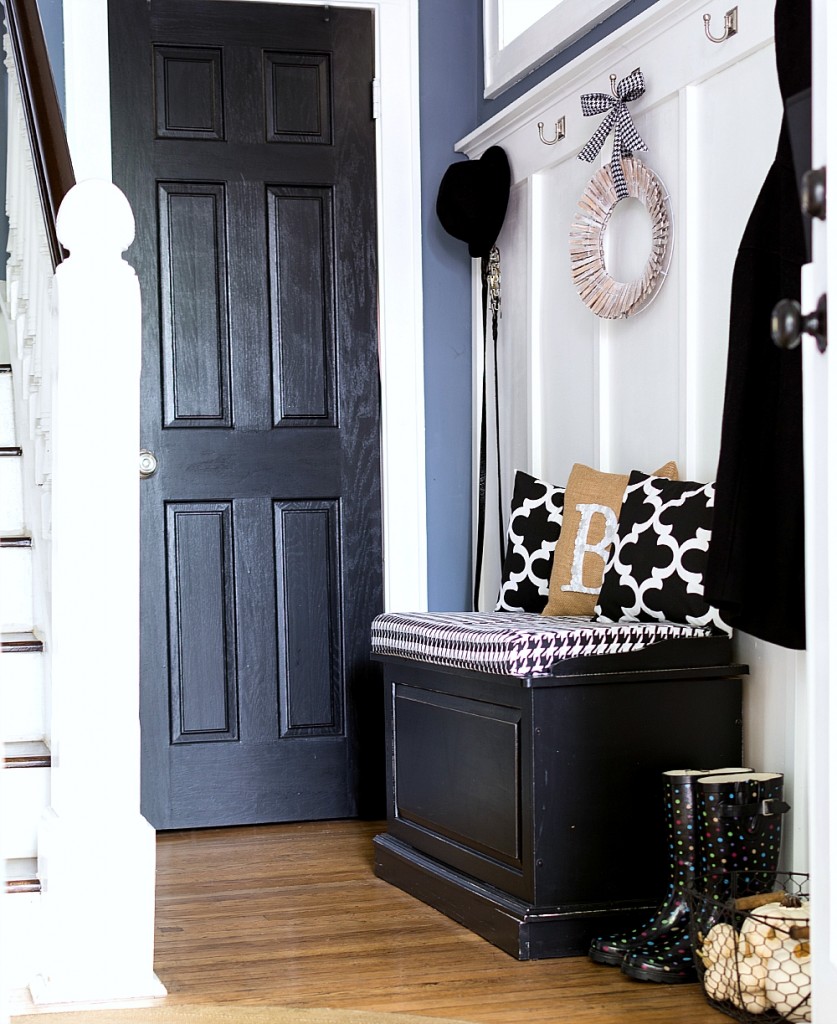 Black, White & Burlap Decor and Fabrics in Entry for Fall