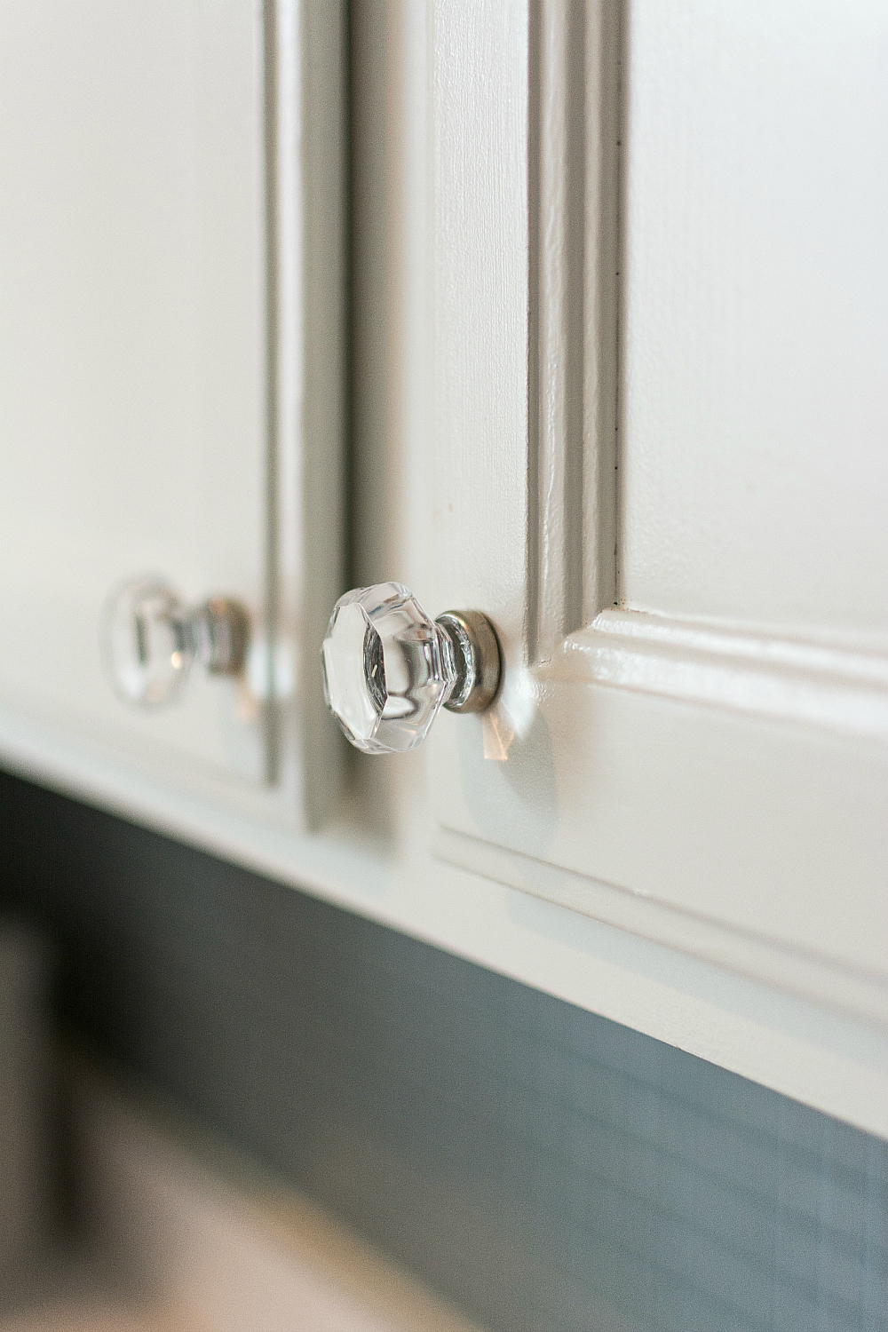 Glass Hardware on White Kitchen Cabinets