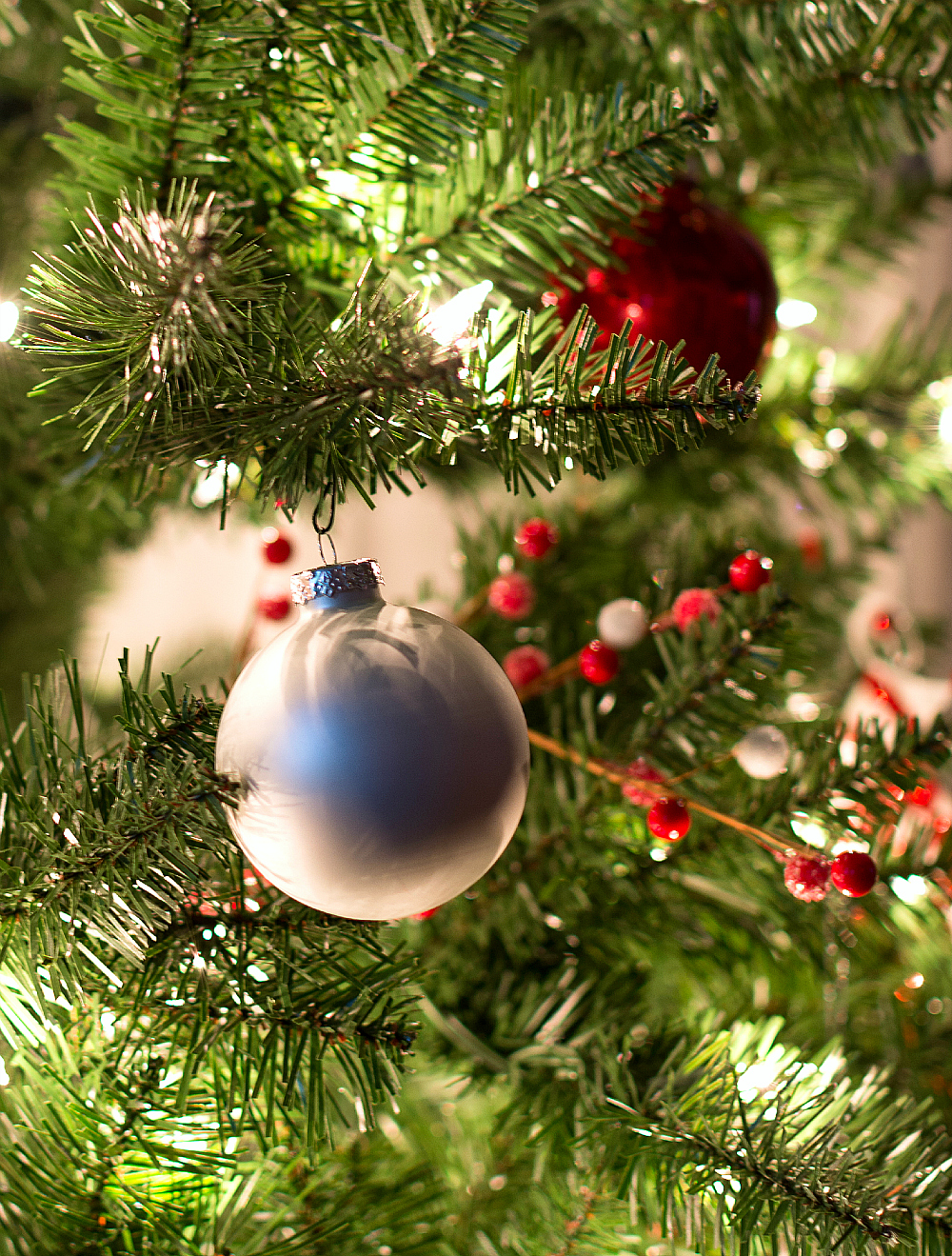 Christmas-Tree-Red-White-Ornaments (11 of 17)