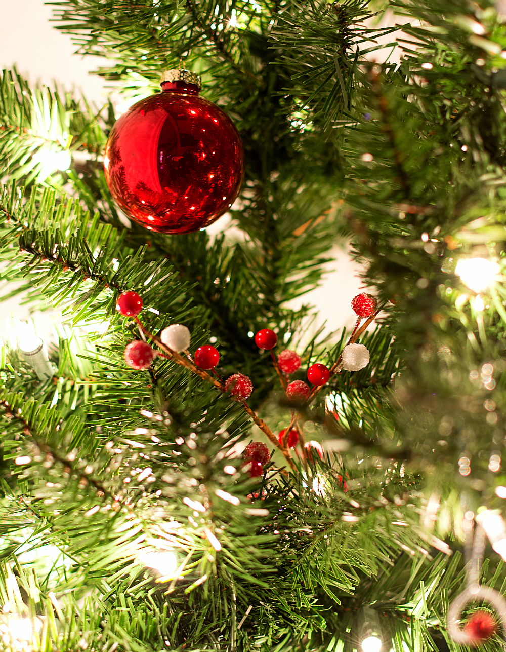 Red & White Christmas Tree Decor