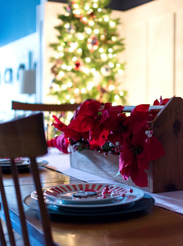 Red & White Christmas Table Setting Idea