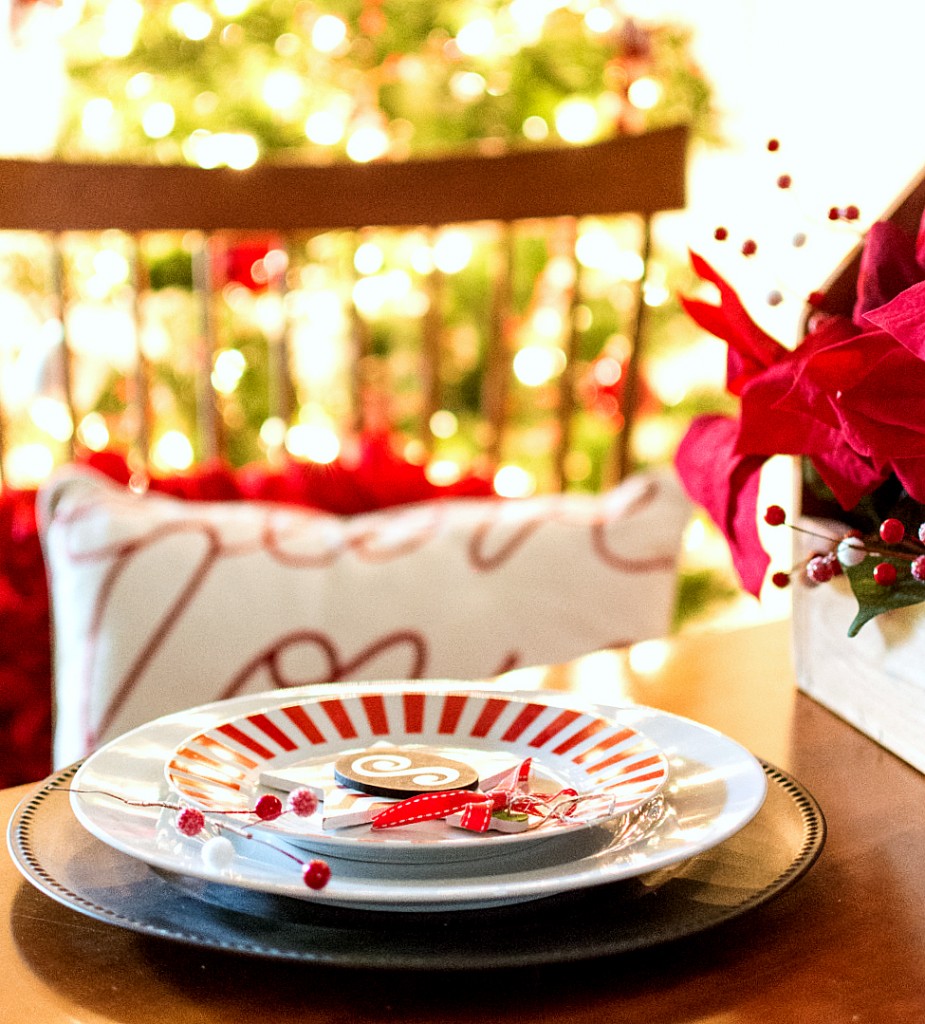 Red & White Christmas Table Setting Idea
