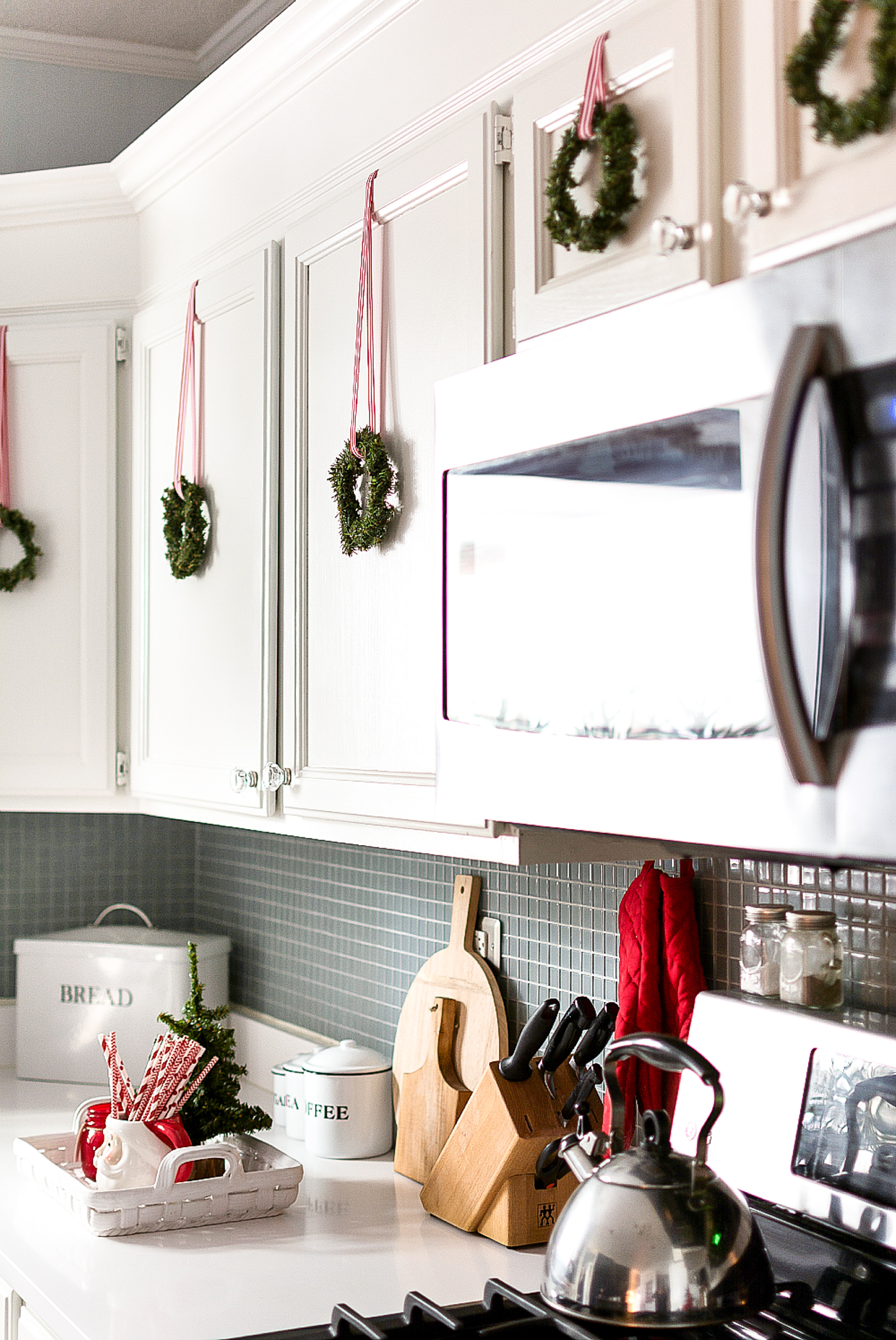 Bring Christmas to the kitchen! These cute decorative towels are