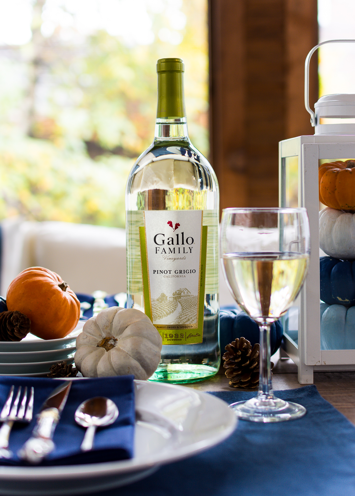 thanksgiving-table-setting-idea-navy-blue-white-orange-with-gallo-wine-pinot-grigio-itallstartedwithpait-com-7