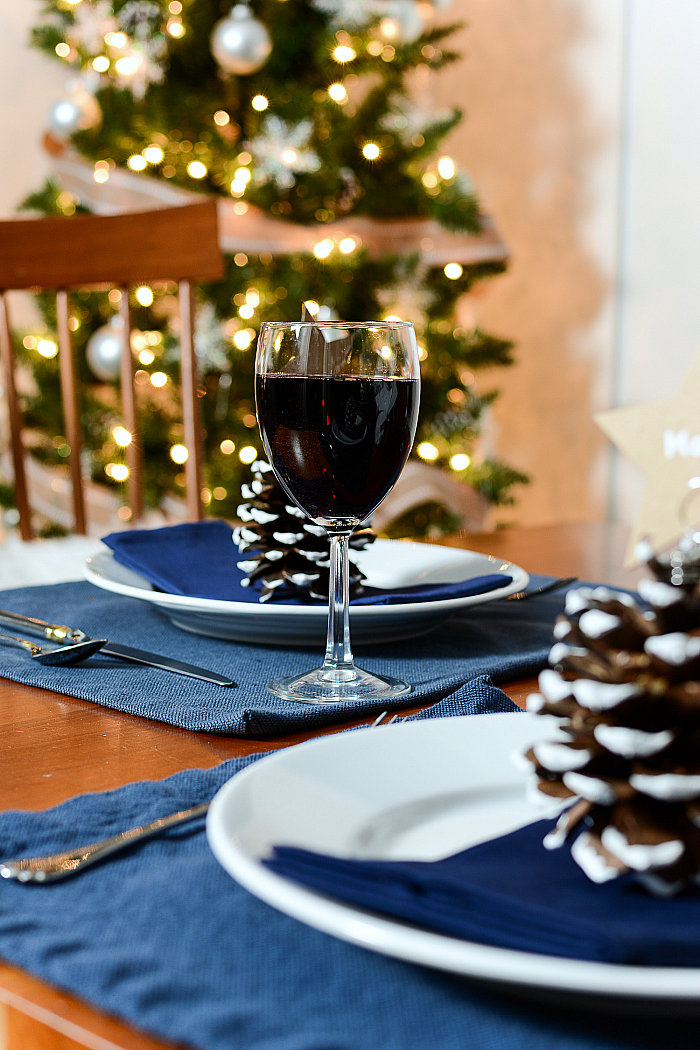 Christmas Table Setting Idea with Pine Cones