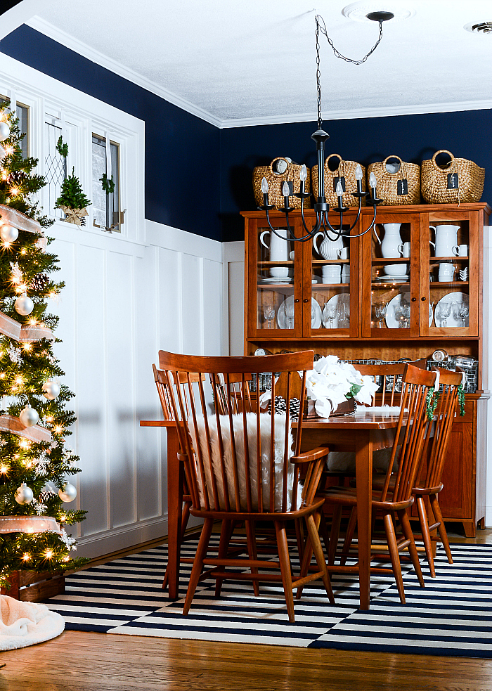 christmas-decorating-ideas-neutral-burlap-white-navy-rustic-dining-room-2-it-all-started-with-paint-5-of-5