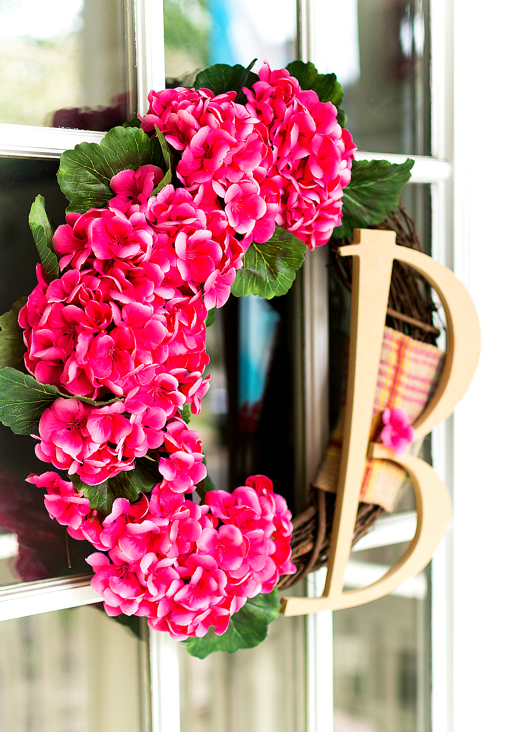 Geranium Monogram Wreath - Pink Wreath Ideas - Monogram Wreath Ideas for Spring with Geraniums - DIY Tutorial