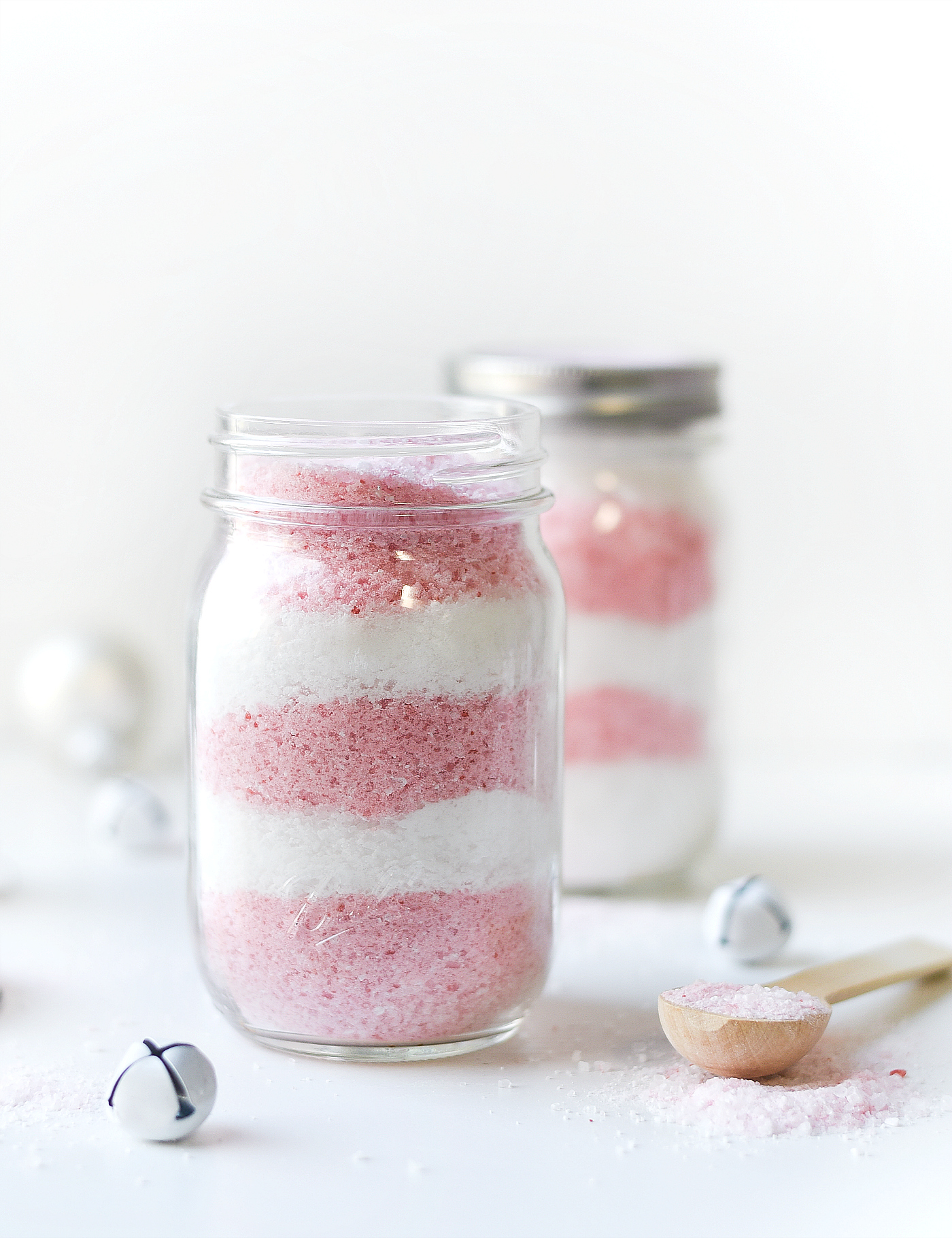 Peppermint Bath Salts. Homemade Holiday Gift Idea. Peppermint Bath Salts Recipe. Easy Homemade Bath Salts Recipe. Christmas Crafts for Kids.
