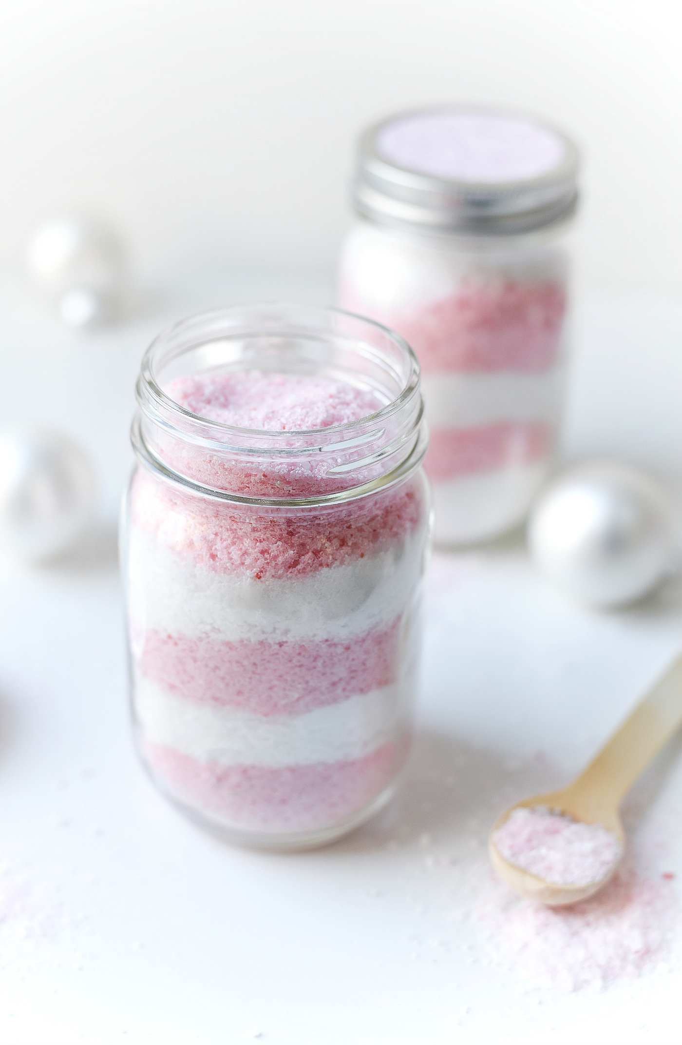 Peppermint Bath Salts. Homemade Holiday Gift Idea. Peppermint Bath Salts Recipe. Easy Homemade Bath Salts Recipe. Christmas Crafts for Kids.