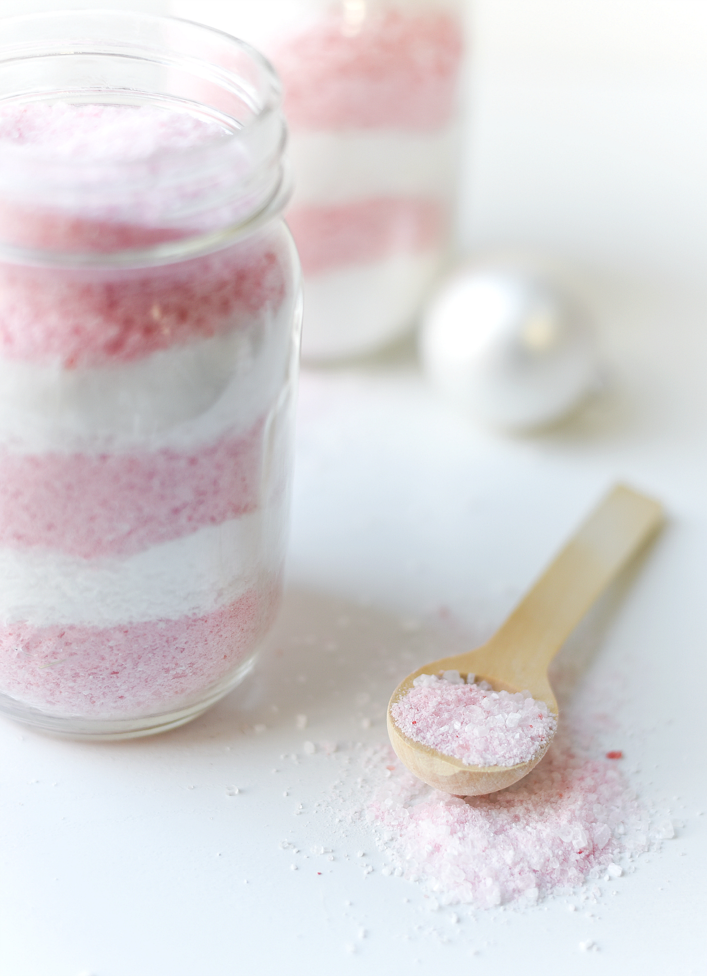 Peppermint Bath Salts. Homemade Holiday Gift Idea. Peppermint Bath Salts Recipe. Easy Homemade Bath Salts Recipe. Christmas Crafts for Kids.