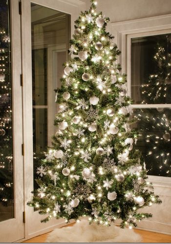 snow-theme-Christmas-tree-ideas
