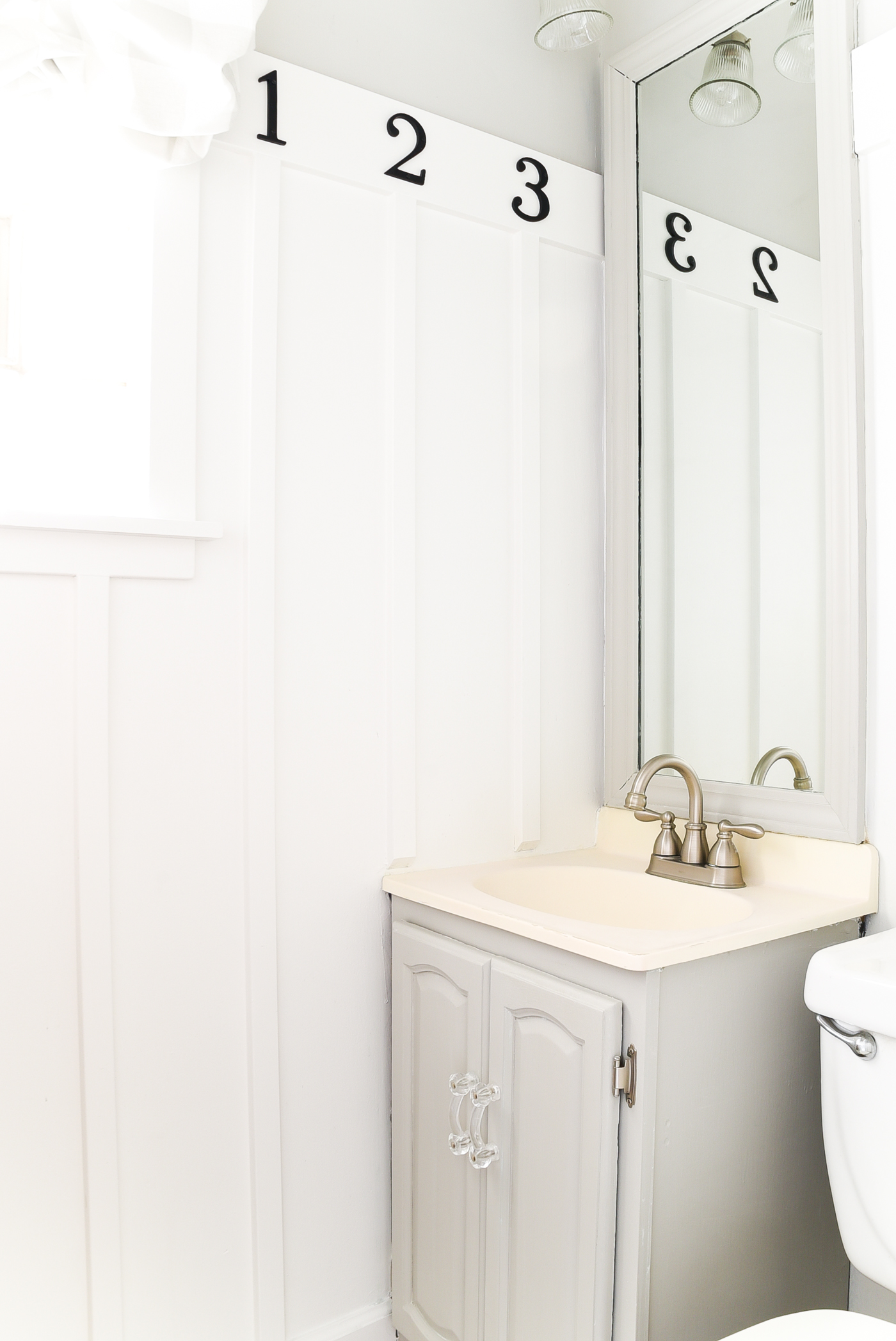 graywhitebathroomboardbattensherwinwilliamsreposegraypaint