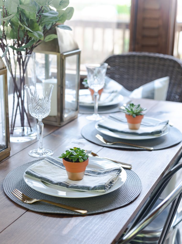 Summer Table Setting in Gray, White, Gold - Summer Table Setting Ideas