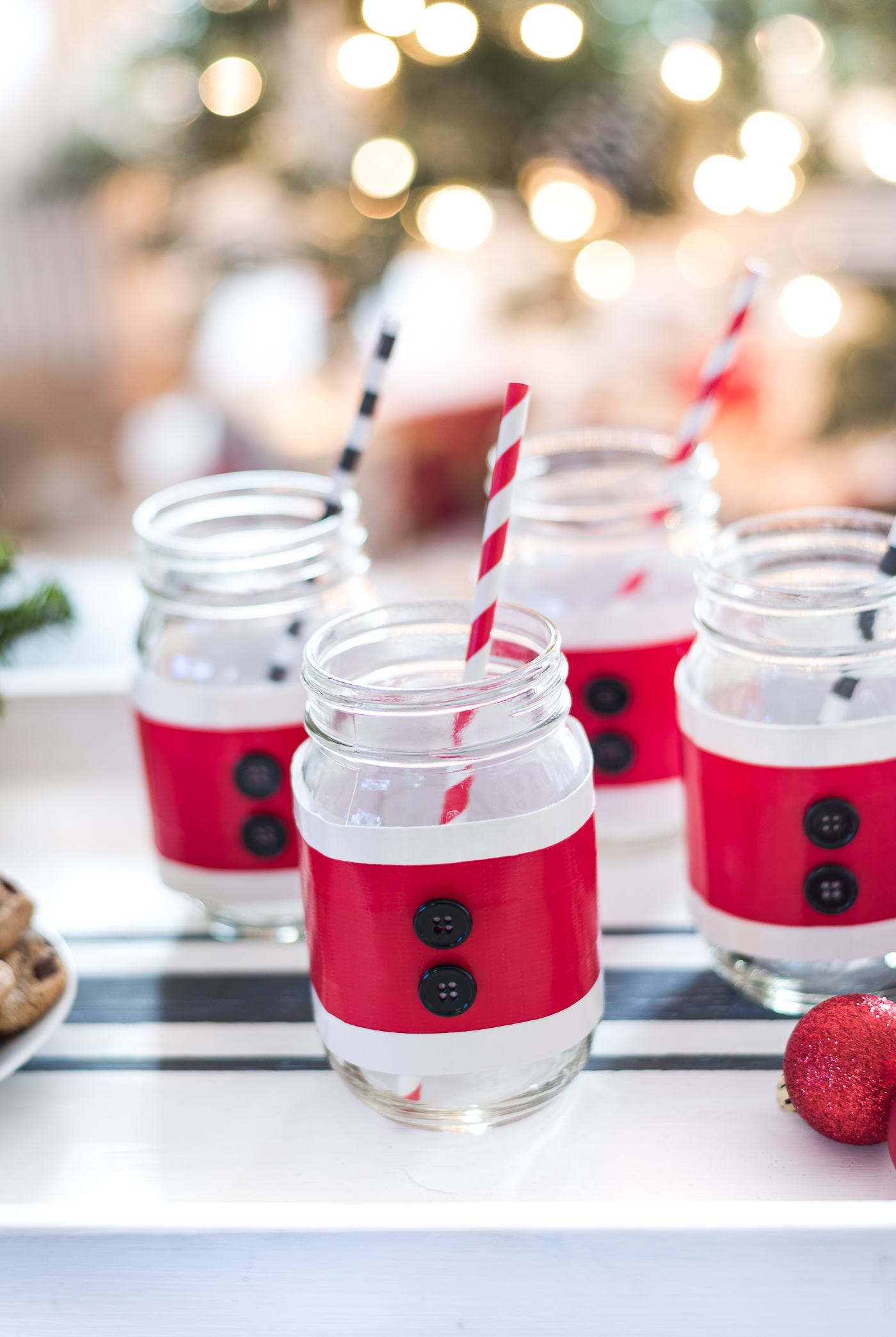 Mason Jar Craft for Christmas - Mason Jar Santa Suit drink jars - Christmas crafts usiing mason jars