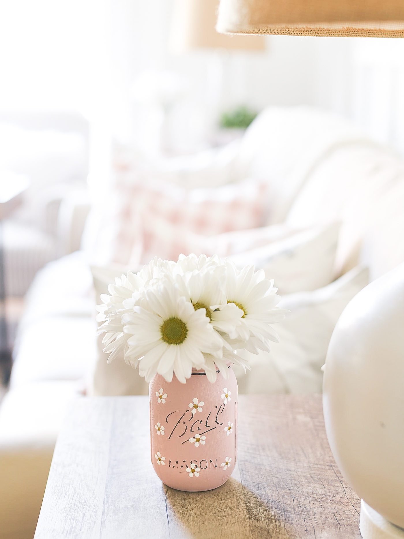 Painted daisy mason jar. How to paint daisies on mason jars. Blush pink painted mason jar with daisies. Mason jar crafts for spring, summer.