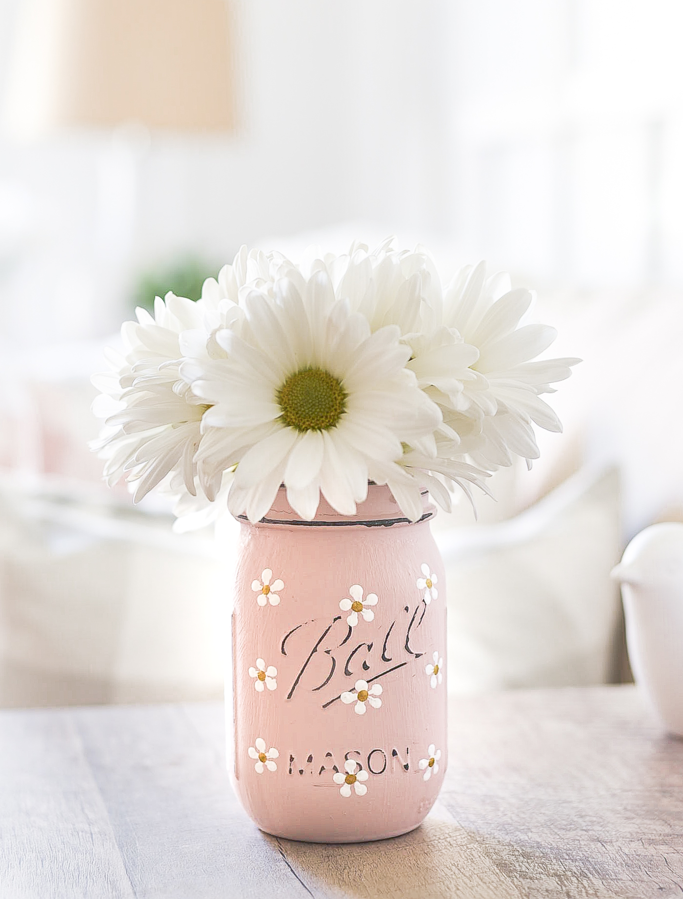 Painted daisy mason jar. How to paint daisies on mason jars. Blush pink painted mason jar with daisies. Mason jar crafts for spring, summer.