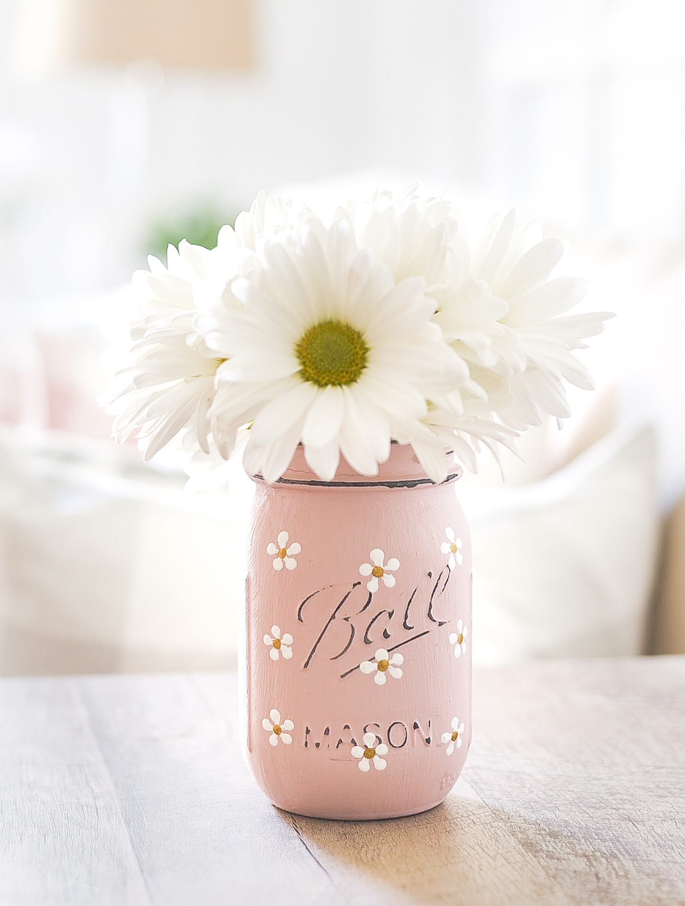 Painted daisy mason jar. How to paint daisies on mason jars. Blush pink painted mason jar with daisies. Mason jar crafts for spring, summer.