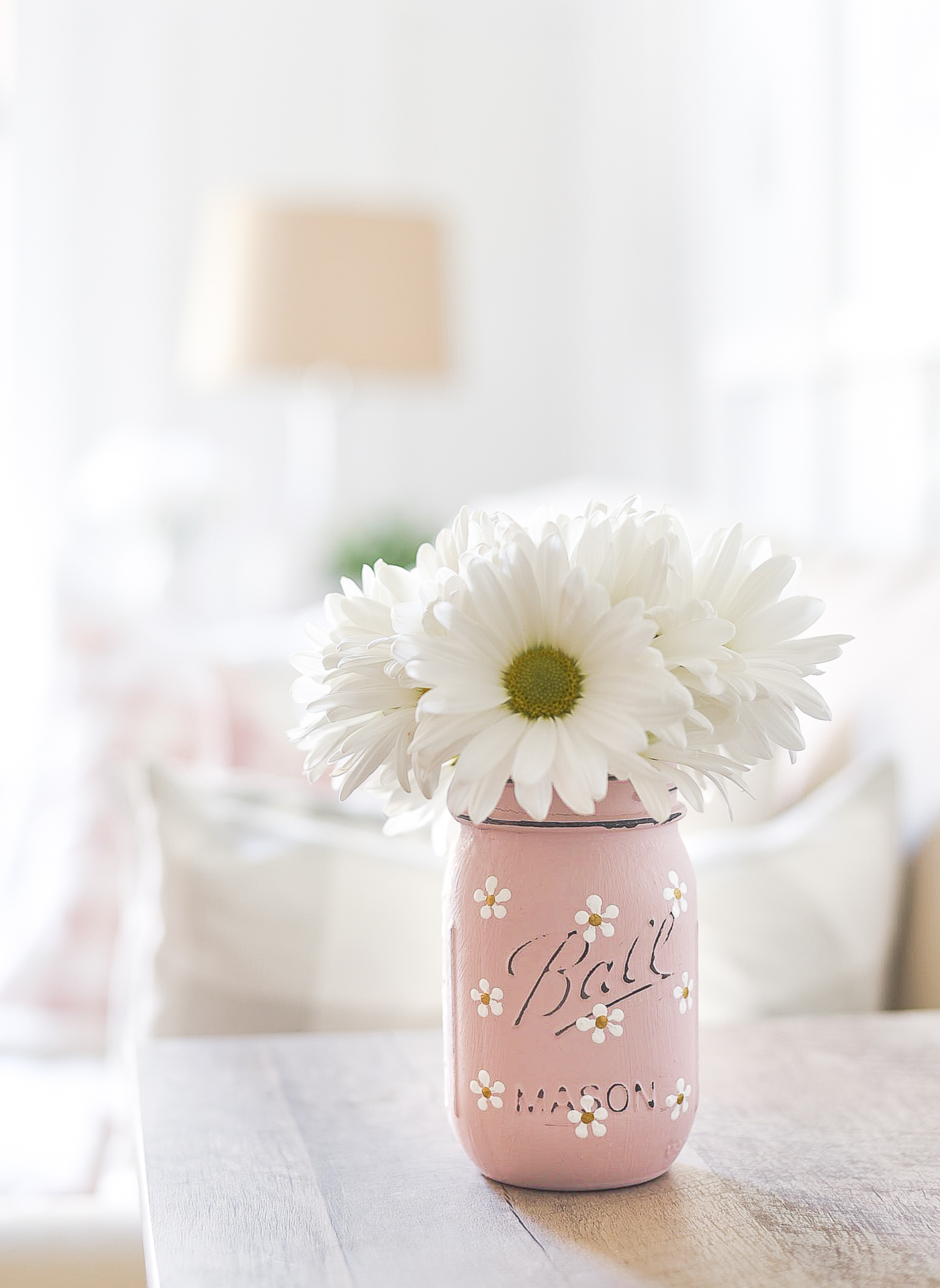 Painted daisy mason jar. How to paint daisies on mason jars. Blush pink painted mason jar with daisies. Mason jar crafts for spring, summer.