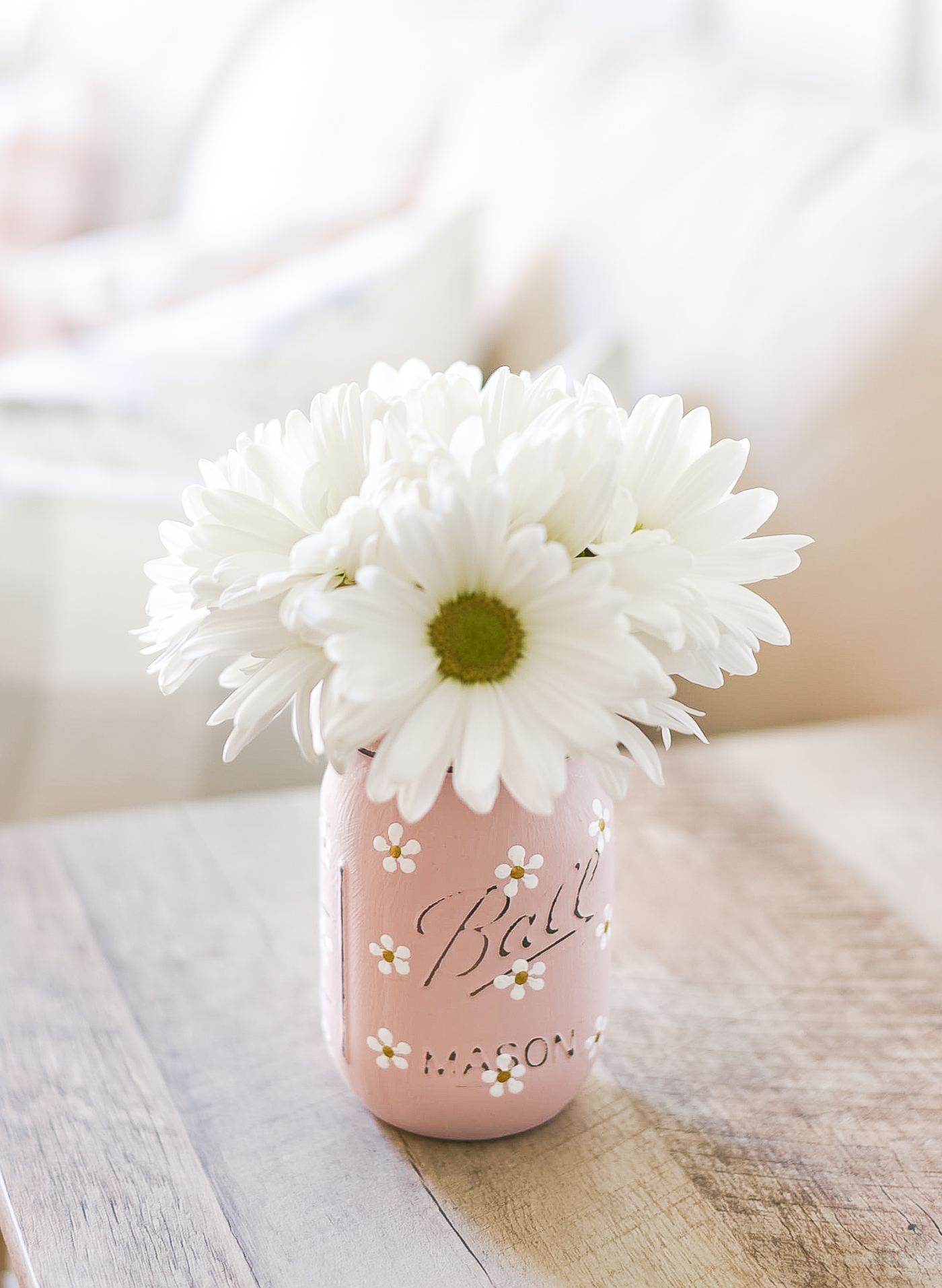 Painted daisy mason jar. How to paint daisies on mason jars. Blush pink painted mason jar with daisies. Mason jar crafts for spring, summer.