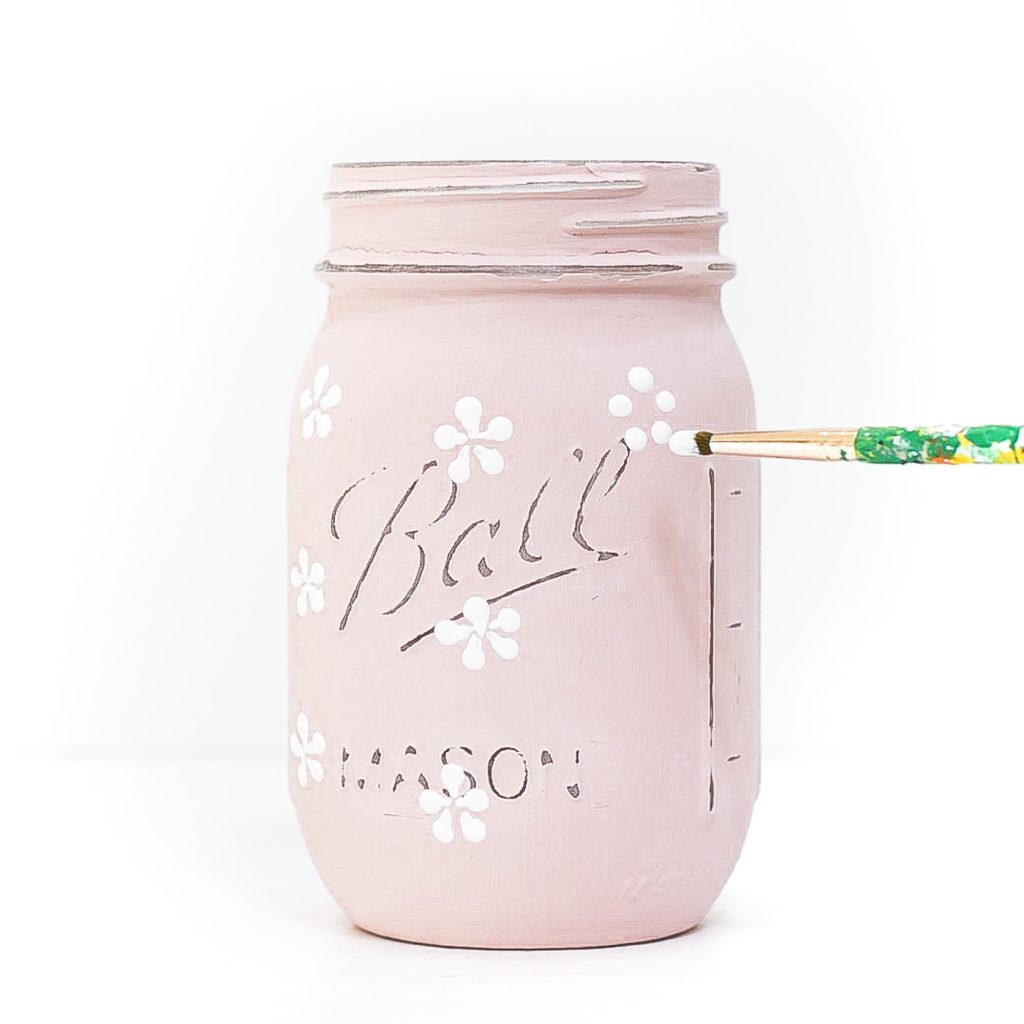 Painted daisy mason jar. How to paint daisies on mason jars. Blush pink painted mason jar with daisies. Mason jar crafts for spring, summer.