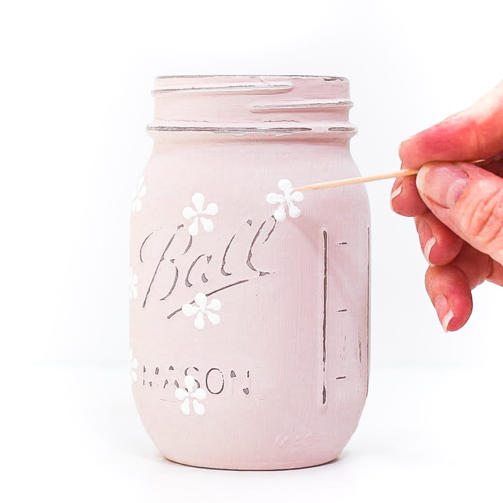 Painted daisy mason jar. How to paint daisies on mason jars. Blush pink painted mason jar with daisies. Mason jar crafts for spring, summer.