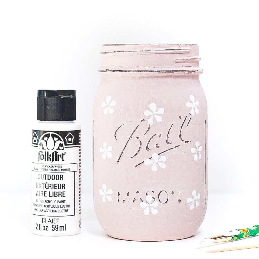 Painted daisy mason jar. How to paint daisies on mason jars. Blush pink painted mason jar with daisies. Mason jar crafts for spring, summer.