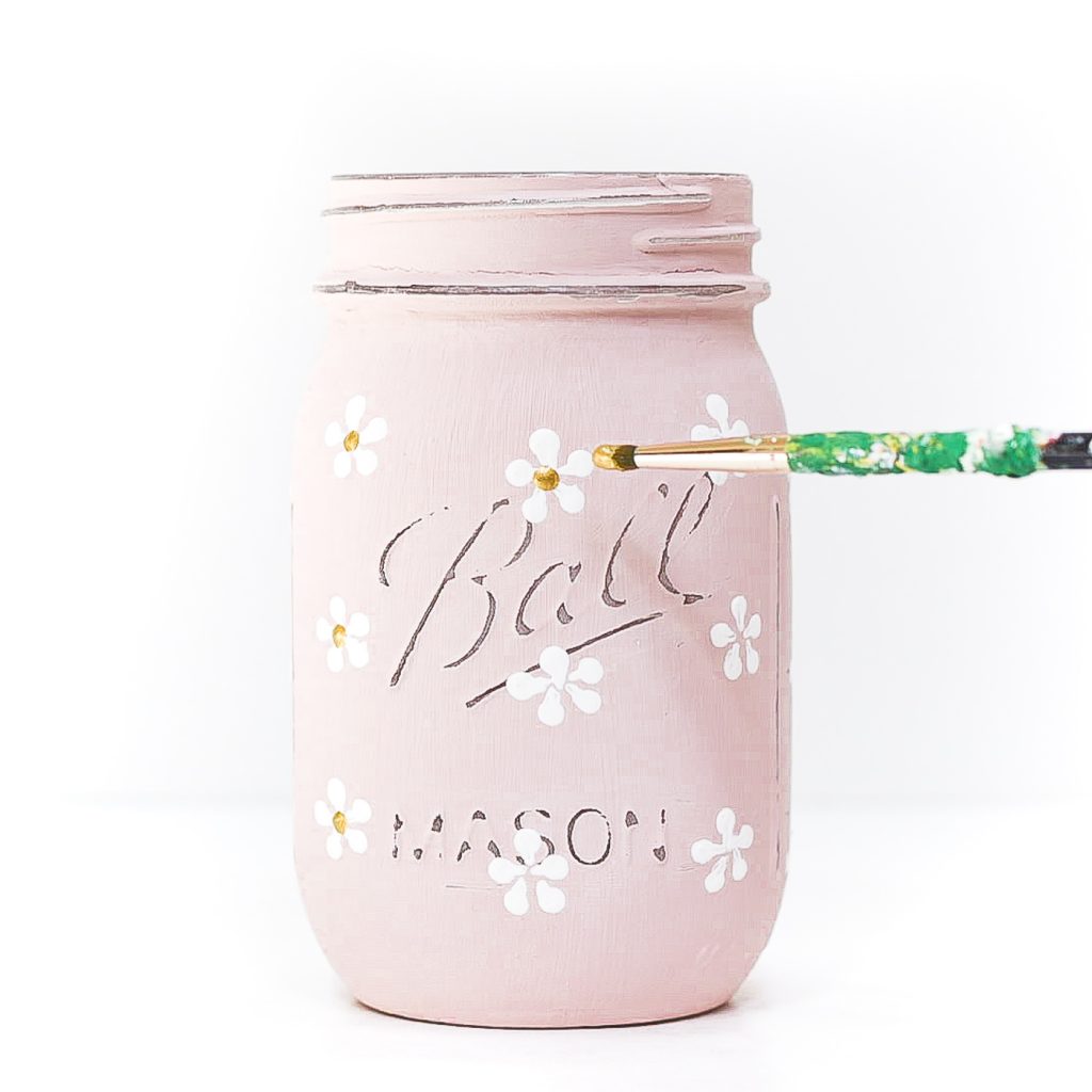 Painted daisy mason jar. How to paint daisies on mason jars. Blush pink painted mason jar with daisies. Mason jar crafts for spring, summer.