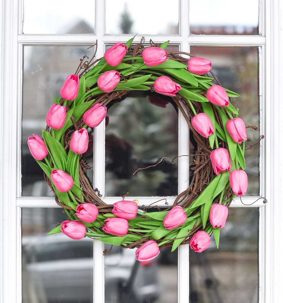 Tulip wreath for Spring. Spring wreath ideas. Faux tulip wreath. Pink wreath. Grapevine wreath DIY. Easy wreath diy tutorial.