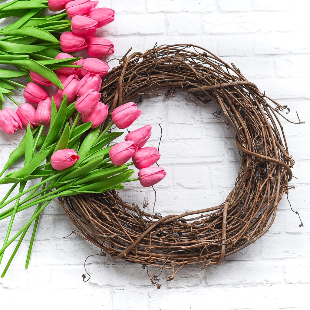 Tulip wreath for Spring. Spring wreath ideas. Faux tulip wreath. Pink wreath. Grapevine wreath DIY. Easy wreath diy tutorial.