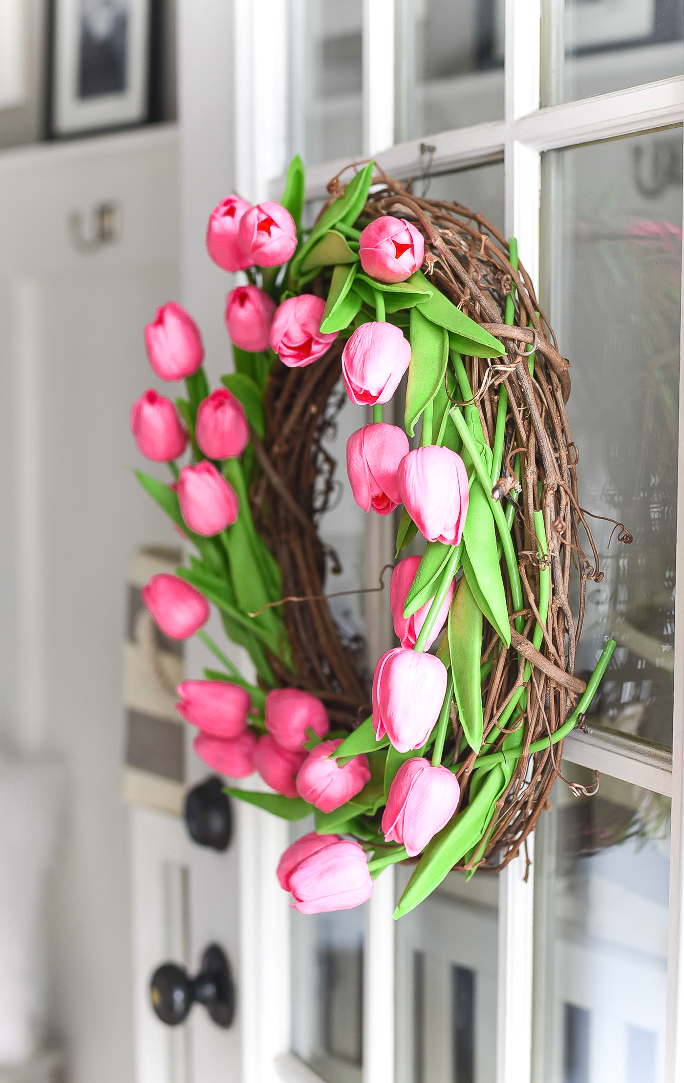 Tulip wreath for Spring. Spring wreath ideas. Faux tulip wreath. Pink wreath. Grapevine wreath DIY. Easy wreath diy tutorial.