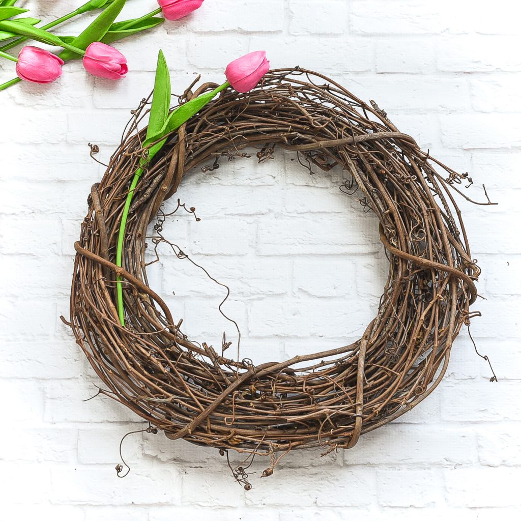 Tulip wreath for Spring. Spring wreath ideas. Faux tulip wreath. Pink wreath. Grapevine wreath DIY. Easy wreath diy tutorial.