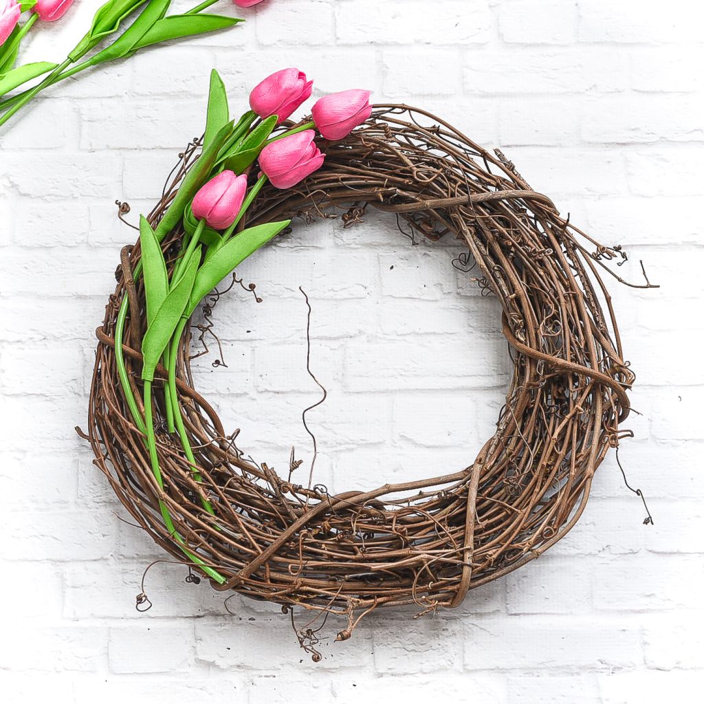 Tulip wreath for Spring. Spring wreath ideas. Faux tulip wreath. Pink wreath. Grapevine wreath DIY. Easy wreath diy tutorial.