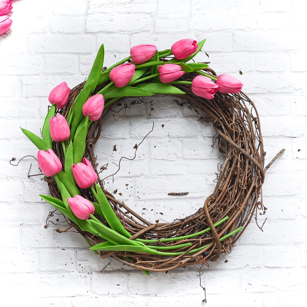 Tulip wreath for Spring. Spring wreath ideas. Faux tulip wreath. Pink wreath. Grapevine wreath DIY. Easy wreath diy tutorial.