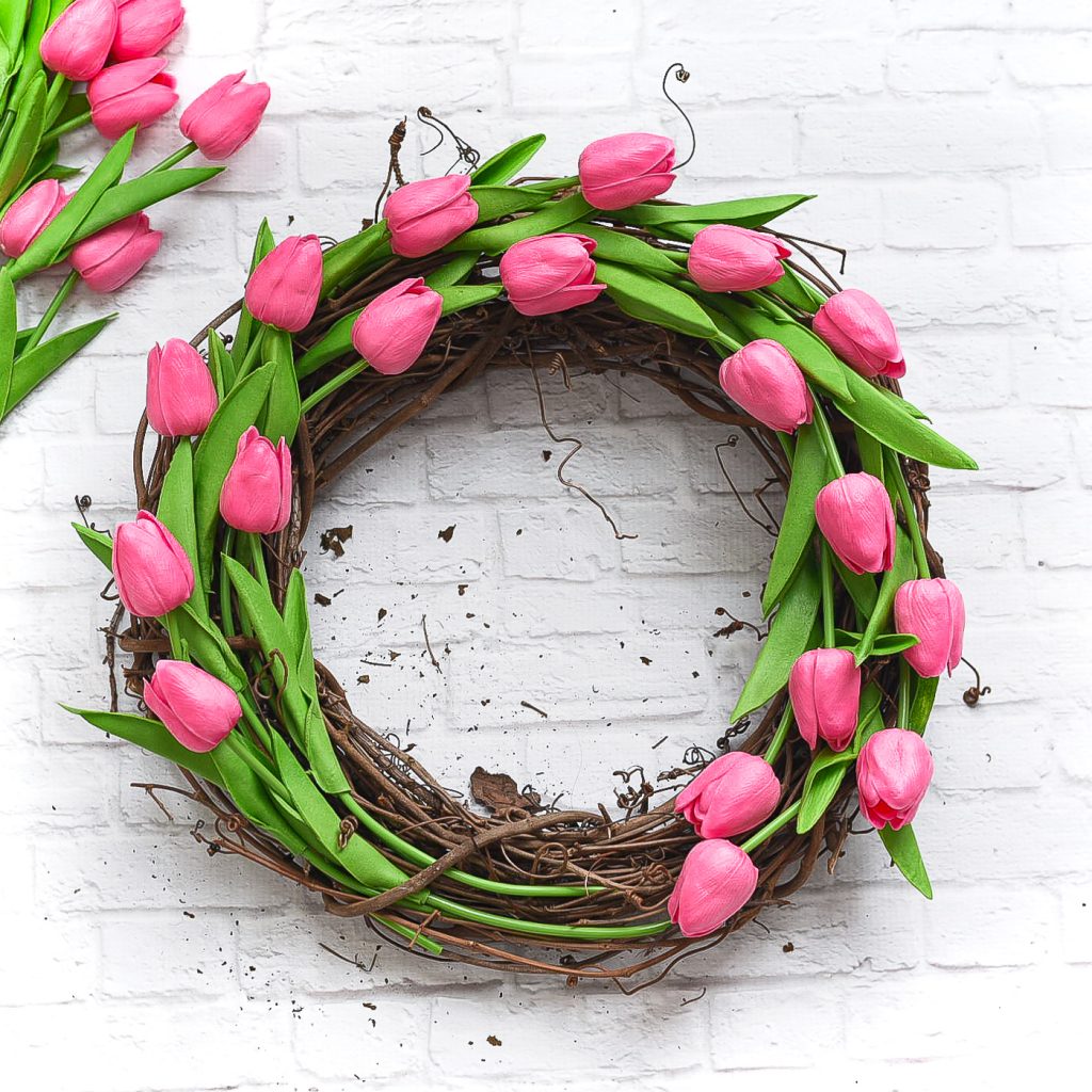 Tulip wreath for Spring. Spring wreath ideas. Faux tulip wreath. Pink wreath. Grapevine wreath DIY. Easy wreath diy tutorial.