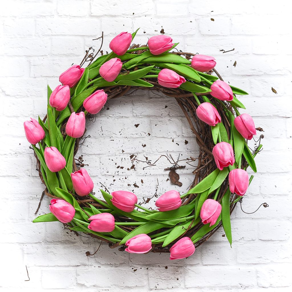 Tulip wreath for Spring. Spring wreath ideas. Faux tulip wreath. Pink wreath. Grapevine wreath DIY. Easy wreath diy tutorial.