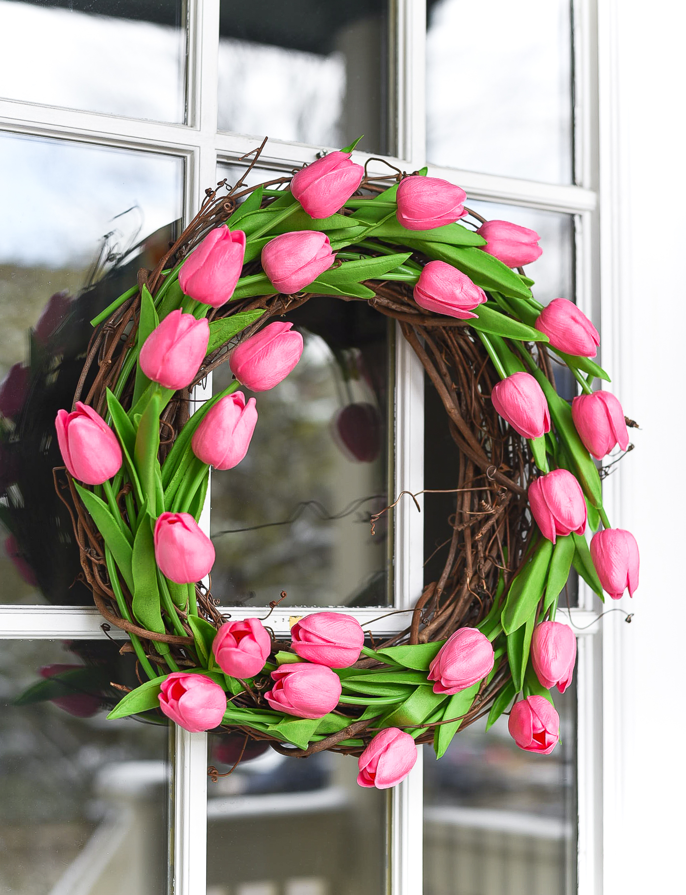 Tulip wreath for Spring. Spring wreath ideas. Faux tulip wreath. Pink wreath. Grapevine wreath DIY. Easy wreath diy tutorial.