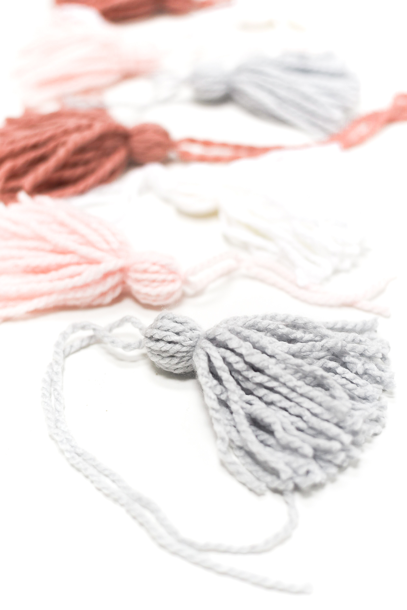 Yarn tassel garland DIY. How to make tassels. How to make garland. Yarn tassel tutorial. Tassel tutorial. Pink, gray garland.