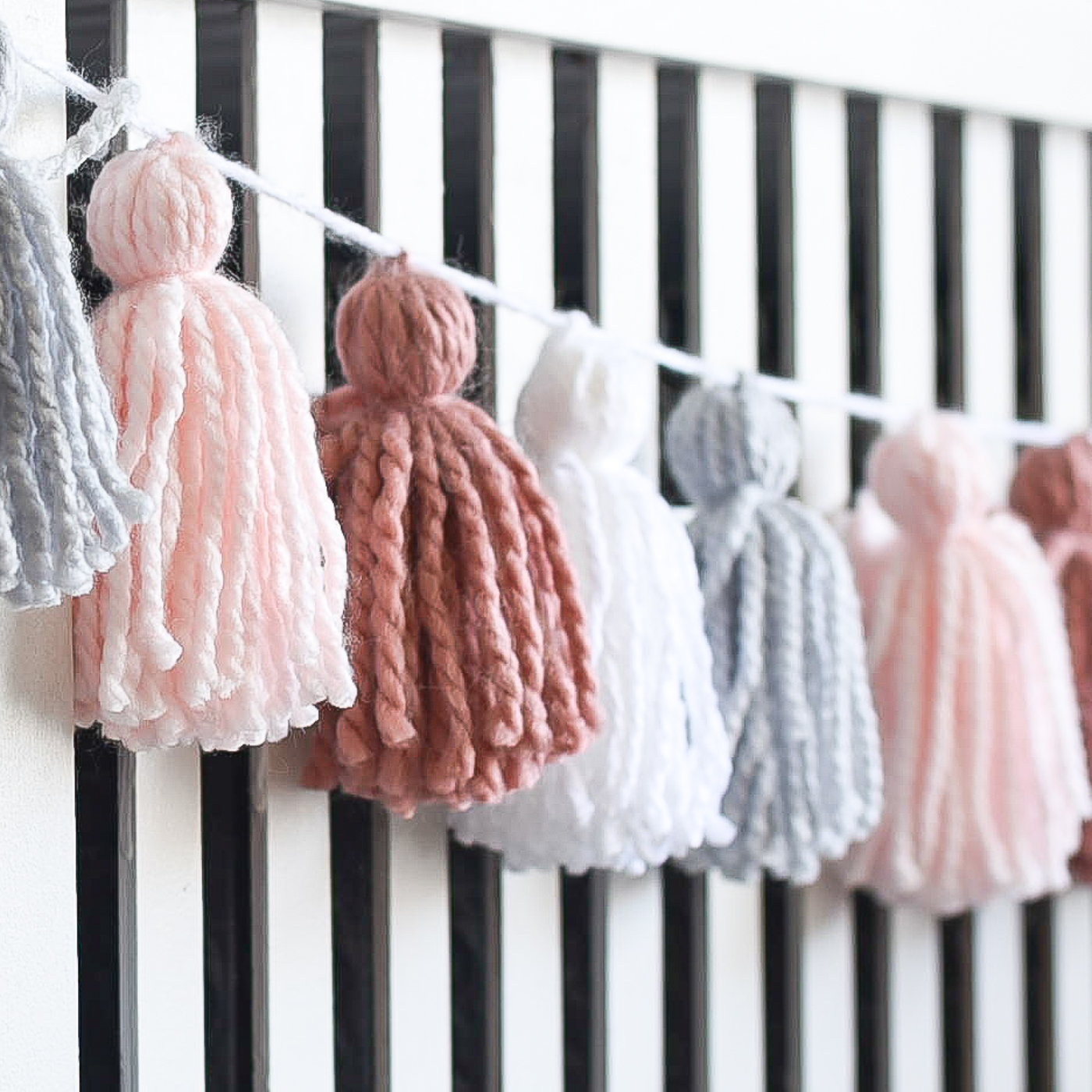 Yarn tassel garland DIY. How to make tassels. How to make garland. Yarn tassel tutorial. Tassel tutorial. Pink, gray garland.