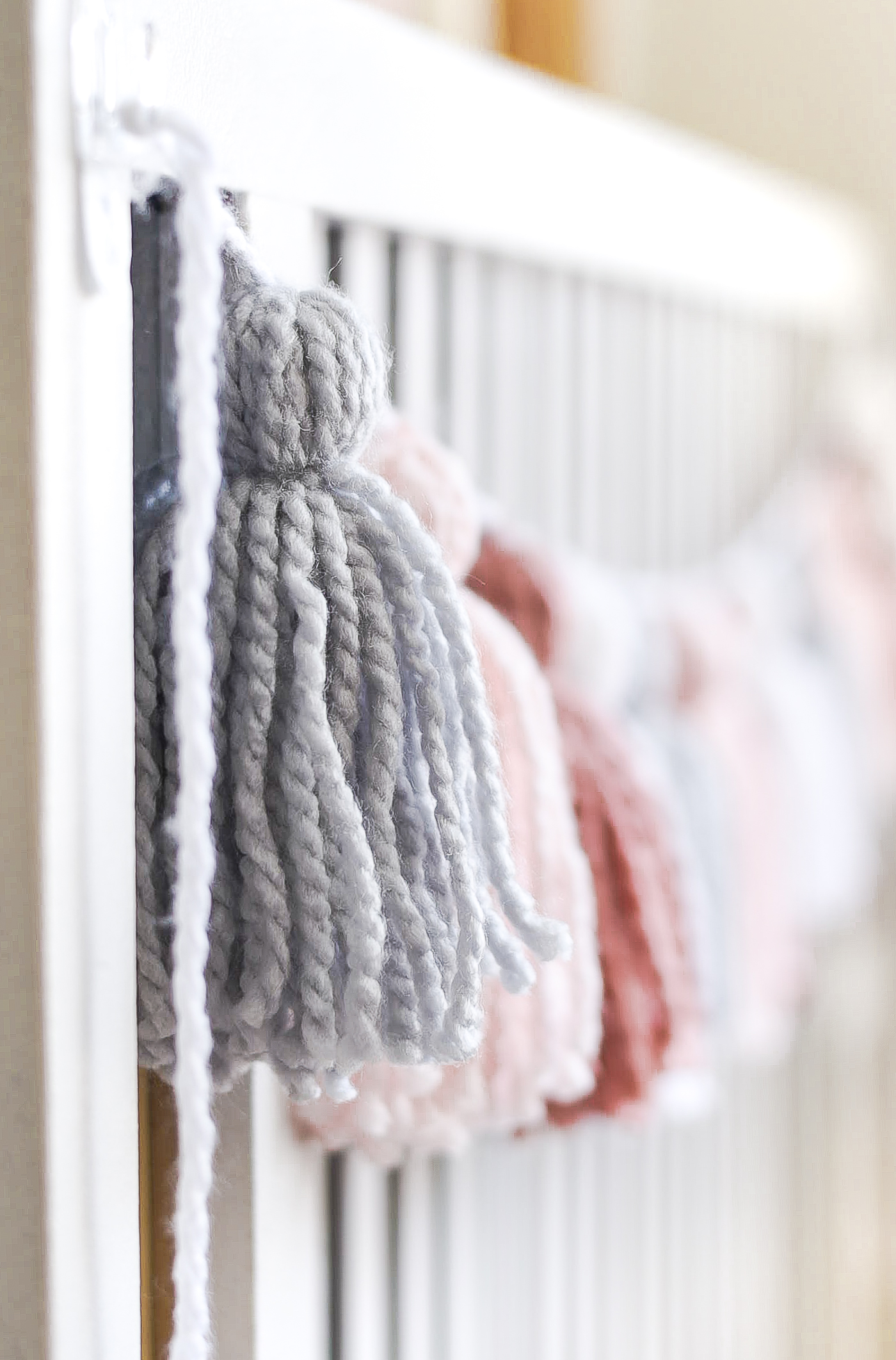 Yarn tassel garland DIY. How to make tassels. How to make garland. Yarn tassel tutorial. Tassel tutorial. Pink, gray garland.