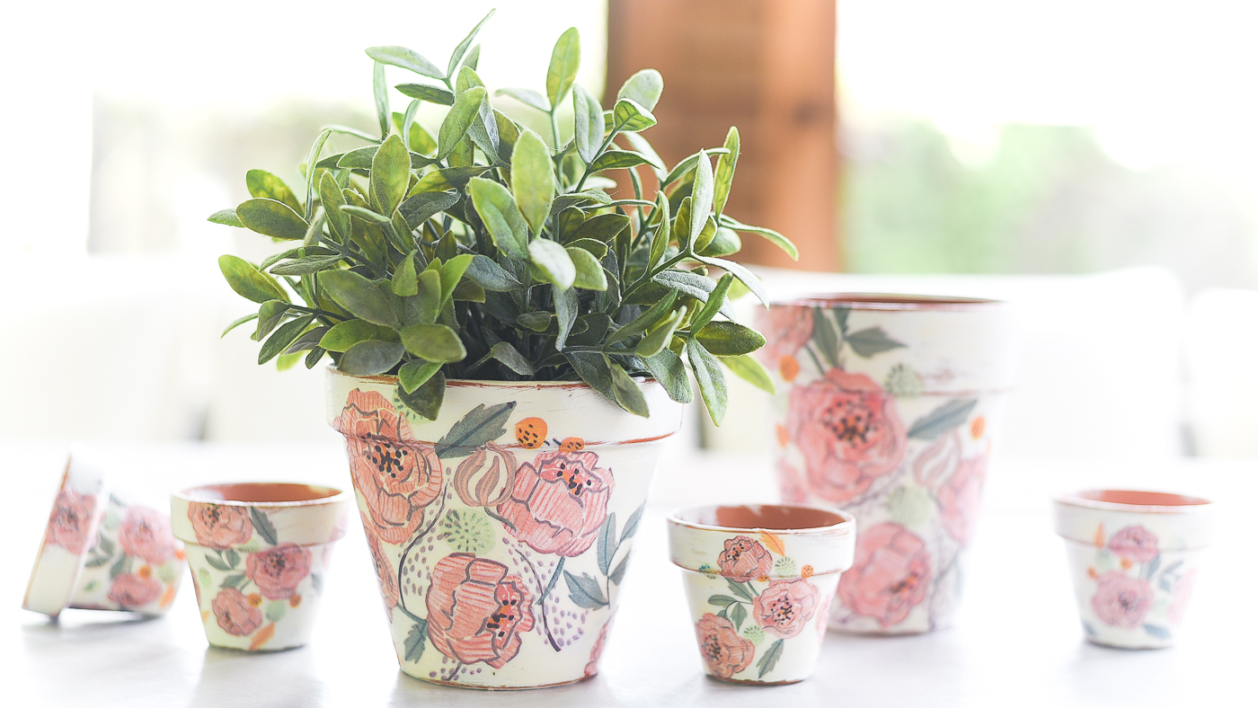 Decoupage terracotta pots. Mod Podge decoupage. How to decoupage planters with Mod Podge and paper napkins. Paper napkin decoupage.