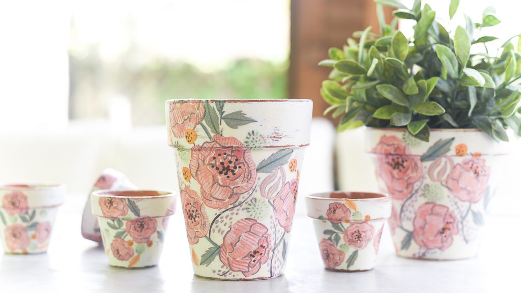 Decoupage terracotta pots. Mod Podge decoupage. How to decoupage planters with Mod Podge and paper napkins. Paper napkin decoupage.