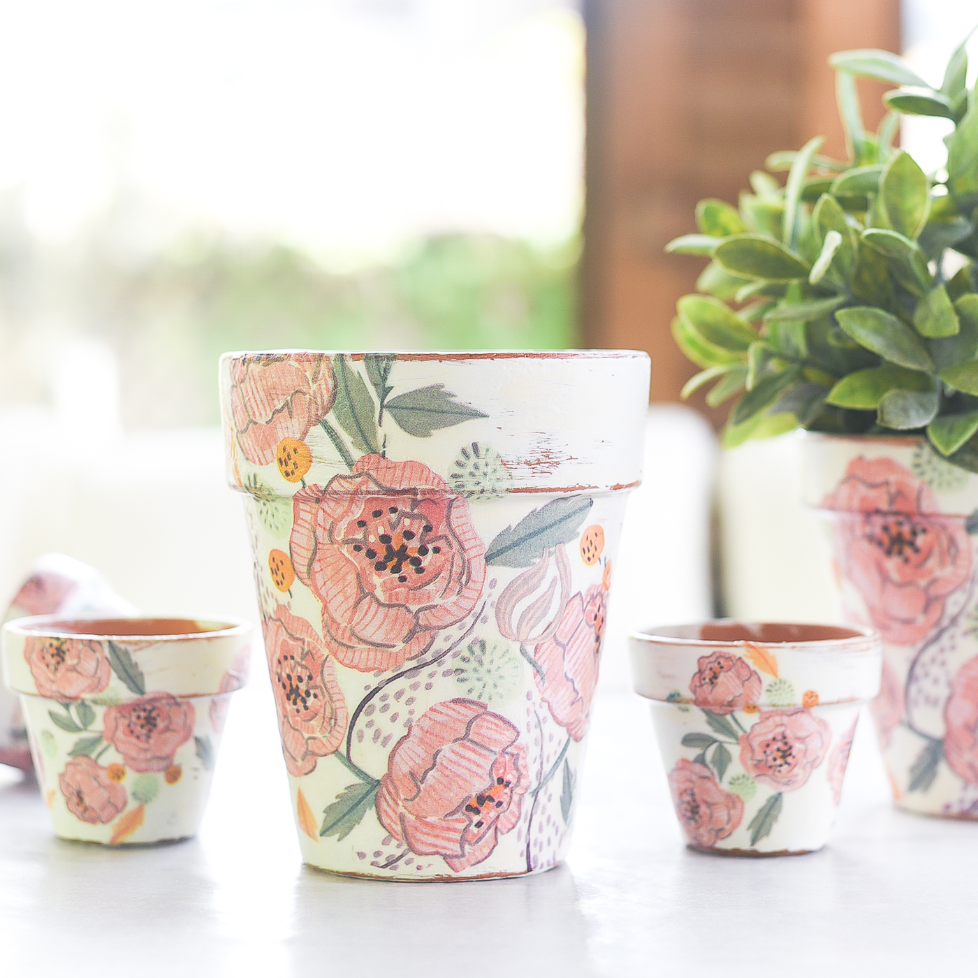 Decoupage terracotta pots. Mod Podge decoupage. How to decoupage planters with Mod Podge and paper napkins. Paper napkin decoupage.