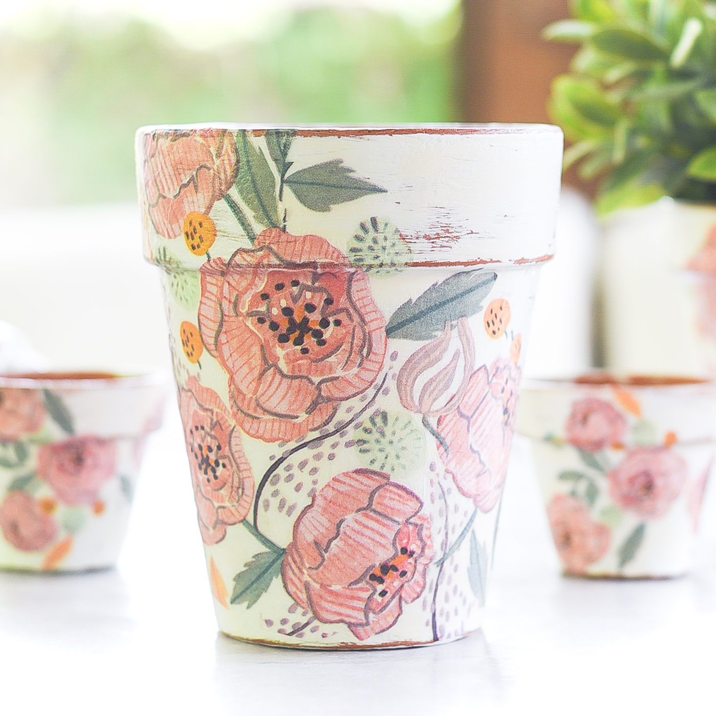 Decoupage terracotta pots. Mod Podge decoupage. How to decoupage planters with Mod Podge and paper napkins. Paper napkin decoupage.