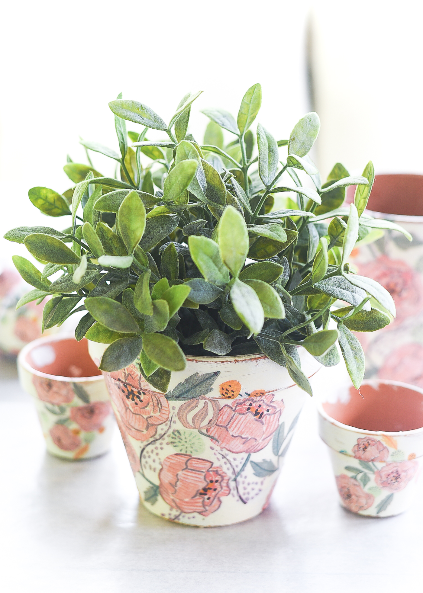 Decoupage terracotta pots. Mod Podge decoupage. How to decoupage planters with Mod Podge and paper napkins. Paper napkin decoupage.